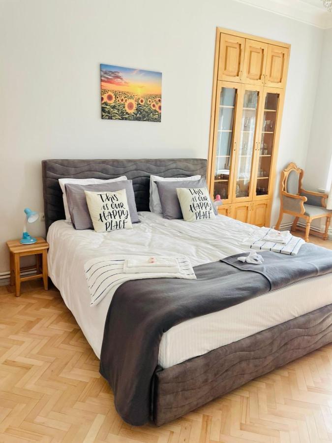 Spacious 2 Bedrooms In The Center Of Ereván Exterior foto